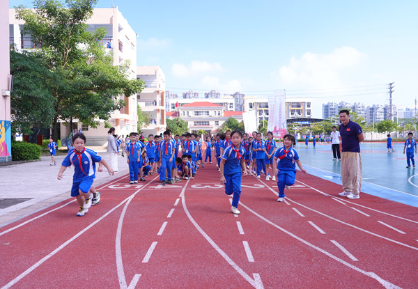 學(xué)生學(xué)習(xí)短跑正確的跑姿。主辦方供圖