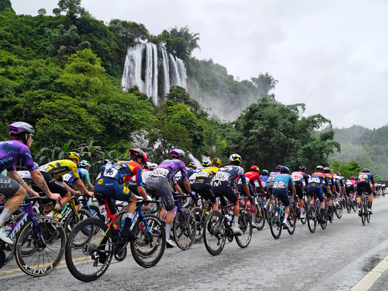 車隊(duì)駛過國道359線三疊嶺瀑布段。自治區(qū)公路發(fā)展中心供圖