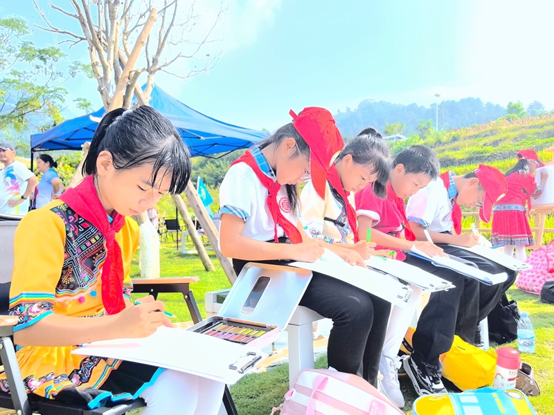 學(xué)生在田野邊繪畫