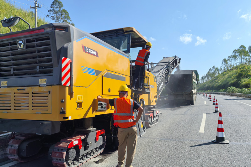 國道207線繞城東路段正進(jìn)行重新鋪設(shè)。陳旺林?jǐn)z