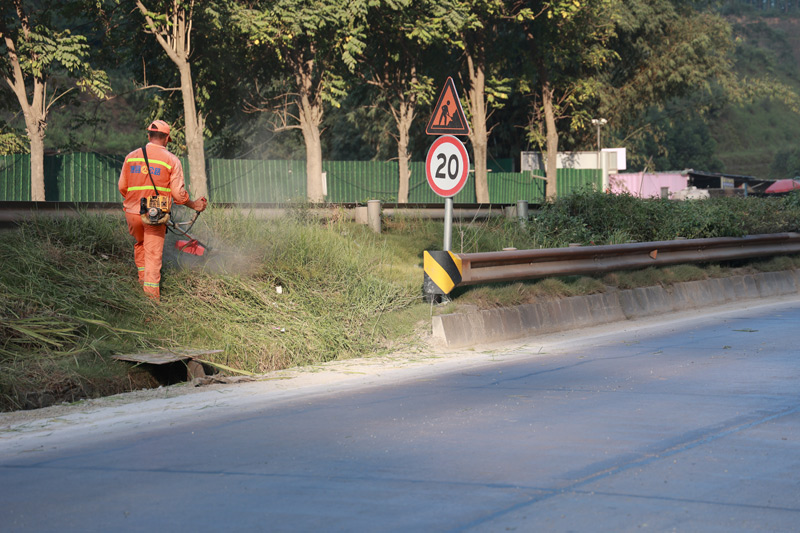 藤縣公路養(yǎng)護(hù)中心對(duì)國道321線西江機(jī)場附近路段進(jìn)行路容整治工作。黎陽艷攝