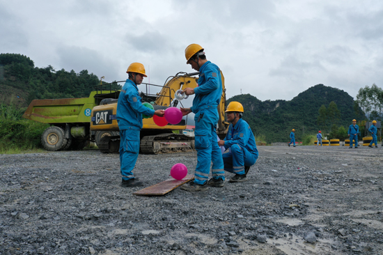 選手操控巨型機(jī)械臂，精準(zhǔn)刺破粘在木板上的氣球。周俊位攝