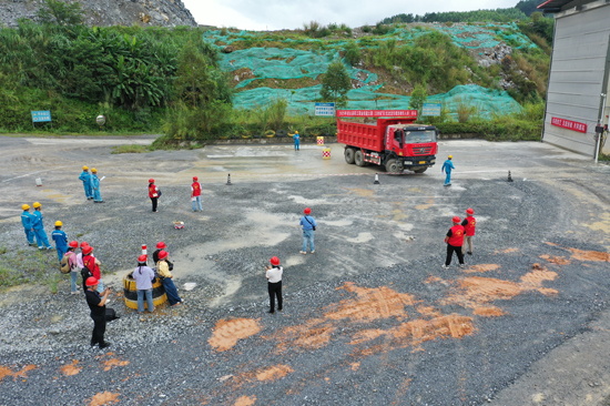 選手駕駛車輛精準(zhǔn)倒車入庫(kù)，巧妙避開(kāi)障礙物。周俊位攝