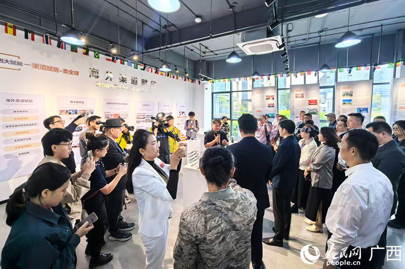 嘉賓、媒體在龍工場跨境電商產業(yè)園了解“柳江智造”。人民網記者 覃心攝