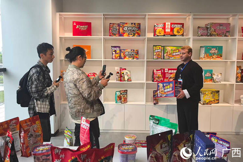 網絡達人推薦柳州螺螄粉。人民網記者 覃心攝