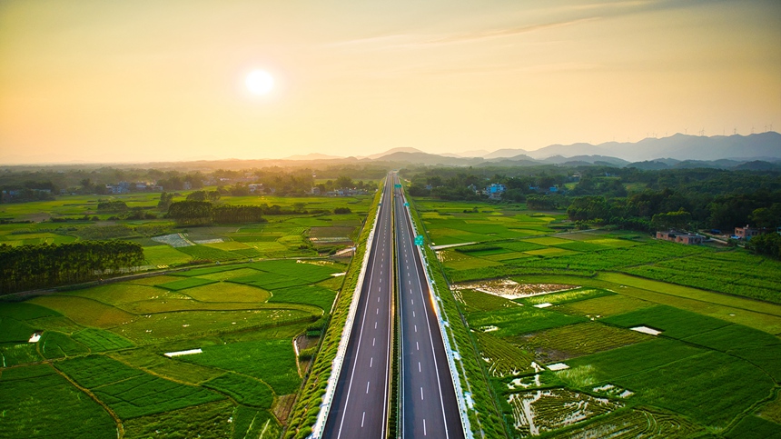 南湛高速部分路段。廣西新發(fā)展交通集團(tuán)有限公司供圖