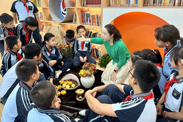 老師結(jié)合美學(xué)，向同學(xué)們介紹插花技巧。馬金靜攝