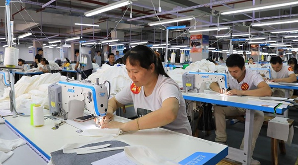 長(zhǎng)安家園社區(qū)各族搬遷勞動(dòng)力就近在幫扶車間務(wù)工