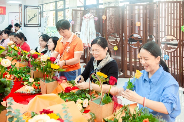 各族群眾在三元社區(qū)學(xué)習(xí)交流插花技藝