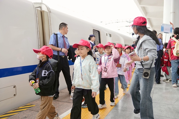 學生們有序上車。何毅攝
