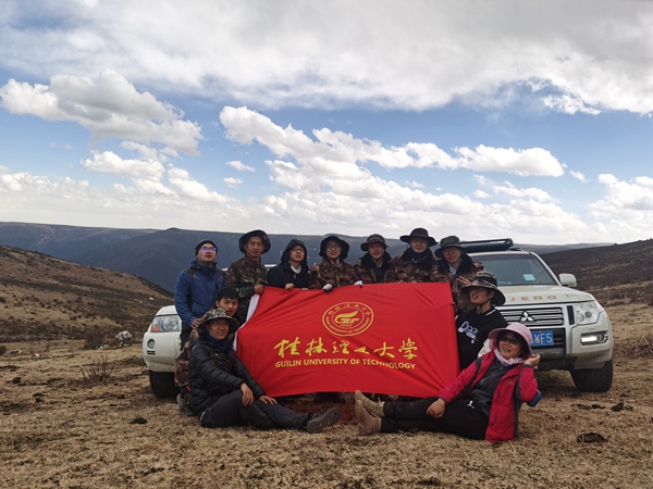 地電化學(xué)勘查技術(shù)團(tuán)隊(duì)在川西地區(qū)開(kāi)展找礦預(yù)測(cè)合影。桂林理工大學(xué)供圖