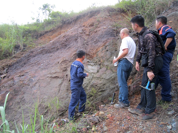 研究團(tuán)隊(duì)在廣西平果市鋁土礦區(qū)開(kāi)展野外調(diào)研。桂林理工大學(xué)供圖