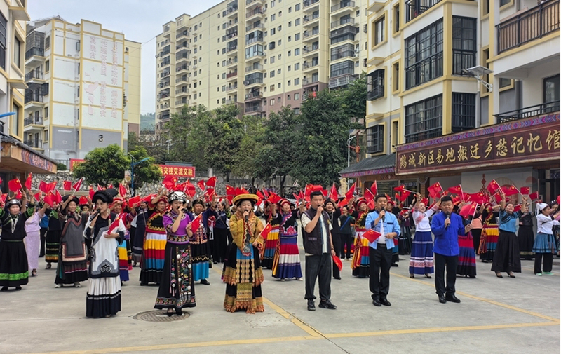 各族群眾在隆林各族自治縣鶴城新區(qū)歡歌載舞。龐惠文 攝