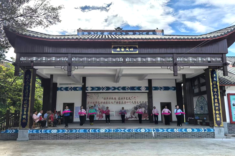 演員們?cè)谔锪挚h舊州鎮(zhèn)表演北路壯劇。龐惠文 攝