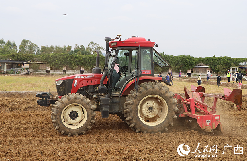 無人農(nóng)機演示。人民網(wǎng) 付華周攝