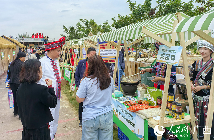 名優(yōu)特產(chǎn)展示區(qū)。人民網(wǎng) 付華周攝