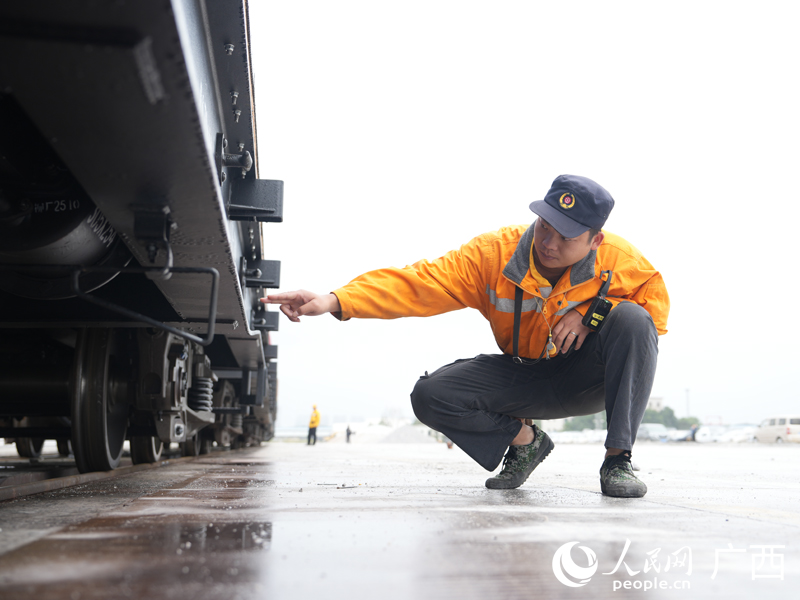 調(diào)車員正在檢查車輛狀態(tài)。