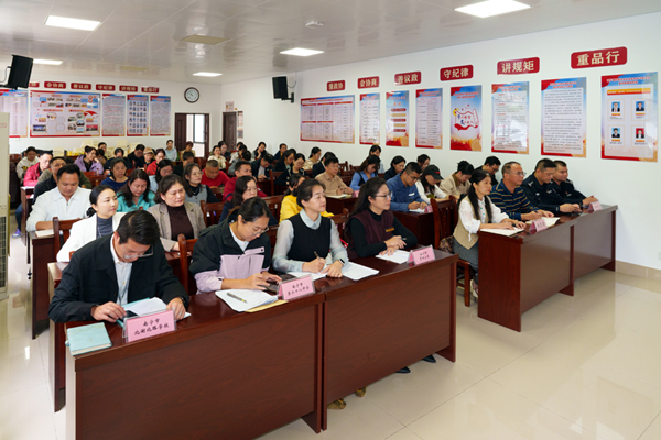 西鄉(xiāng)塘區(qū)30家企事業(yè)單位代表齊聚一堂，共同見證南寧市首個(gè)街道片區(qū)級家校社協(xié)同育人平臺成立。