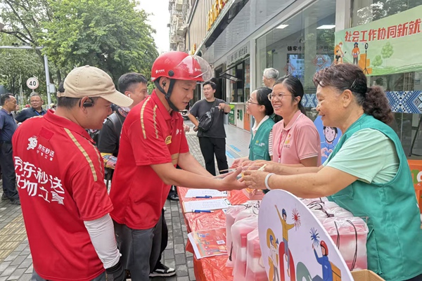 志愿服務(wù)隊(duì)伍送溫暖