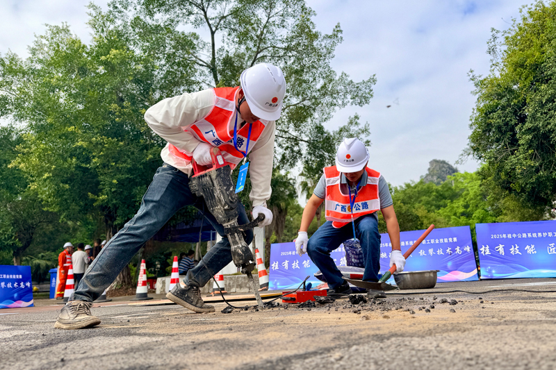 瀝青路面坑槽修補競賽現場。陸宣彤攝