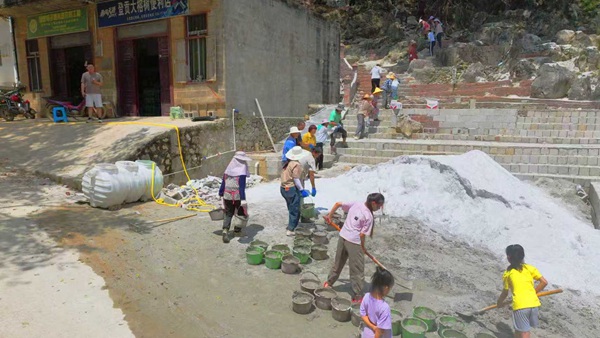 登貢村群眾齊心建設(shè)山歌公園。羅世塊攝