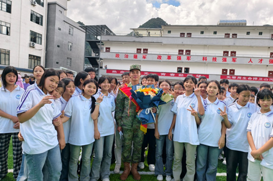 張佶壯所帶班學(xué)生為他送行。樂業(yè)縣征兵辦供圖