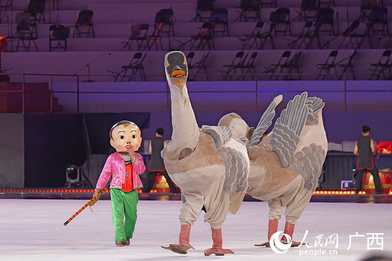 汕頭雙咬鵝表演。人民網(wǎng) 梁章暉攝