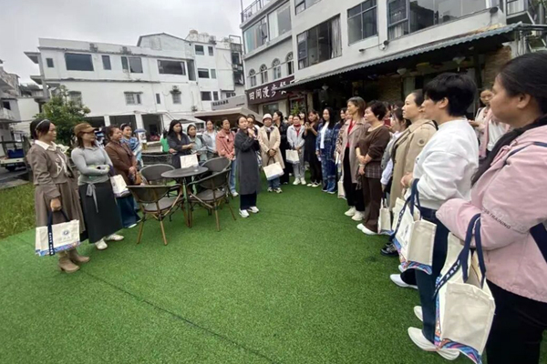 現(xiàn)場教學(xué)。