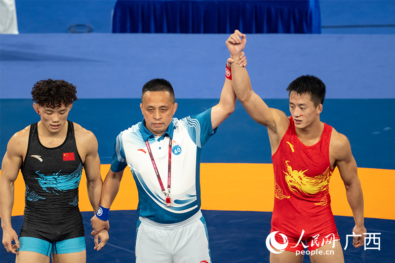 曹利國為廣西隊勇奪男子古典式摔跤60公斤級冠軍。人民網(wǎng) 雷琦竣攝