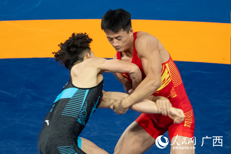 廣西隊選手曹利國（右）與武漢體育學院隊選手譚浩東在金牌賽中。人民網(wǎng) 雷琦竣攝