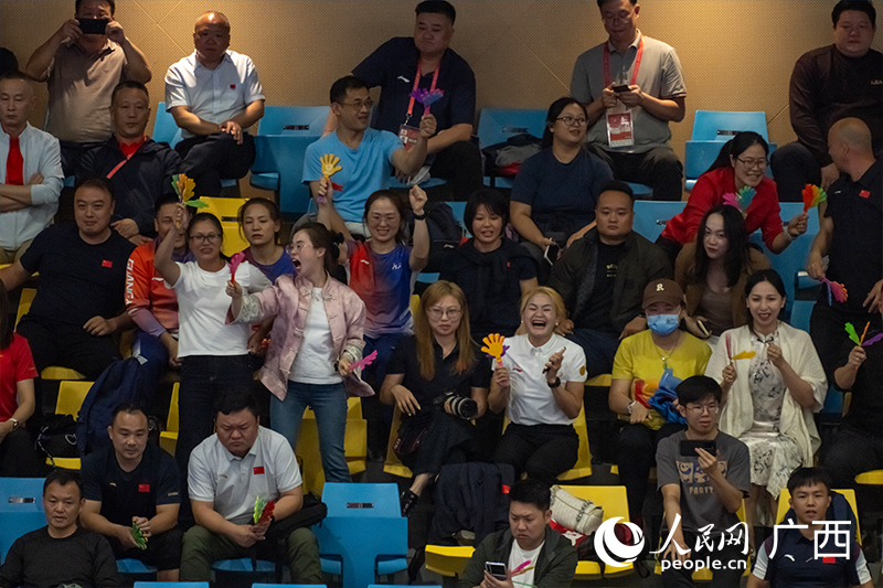 廣西親友團在為曹利國吶喊助威。人民網(wǎng) 雷琦竣攝