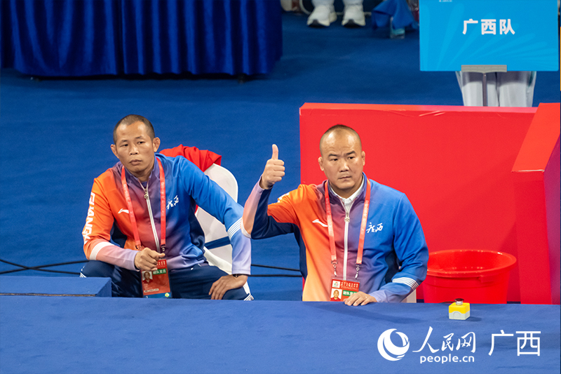 教練為曹利國點贊。人民網(wǎng) 雷琦竣攝