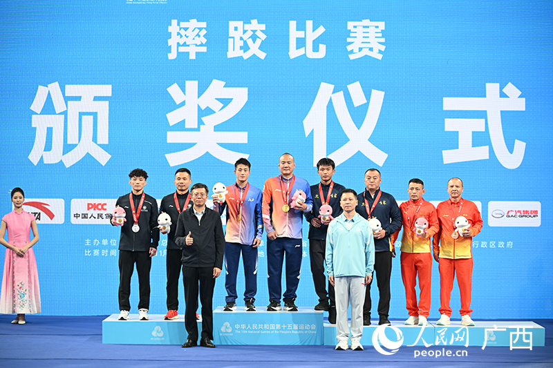 曹利國登上領獎臺。人民網(wǎng) 雷琦竣攝