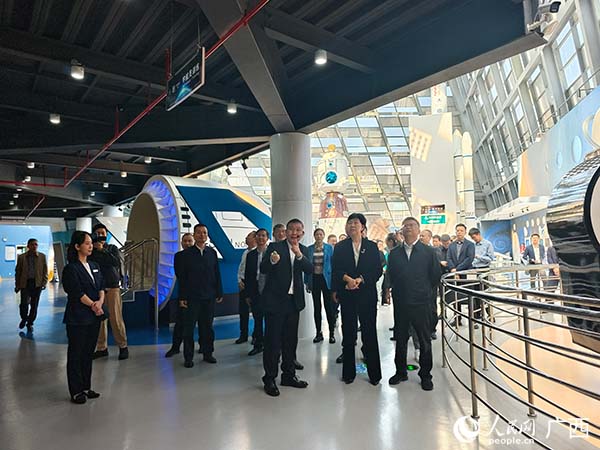 參會(huì)人員走進(jìn)南寧科技館了解節(jié)能情況。人民網(wǎng)記者 沈泉池?cái)z