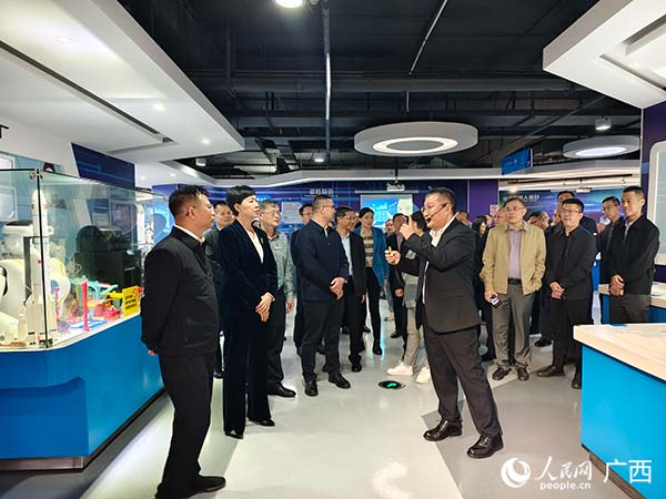 實(shí)地參觀節(jié)能改造設(shè)施設(shè)備。人民網(wǎng)記者 沈泉池?cái)z