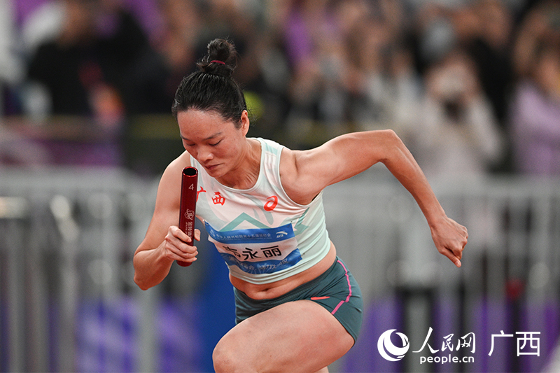 韋永麗在混合接力決賽中。人民網(wǎng) 雷琦竣攝