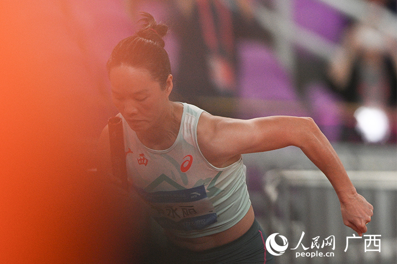 韋永麗在混合接力決賽中。人民網(wǎng) 雷琦竣攝