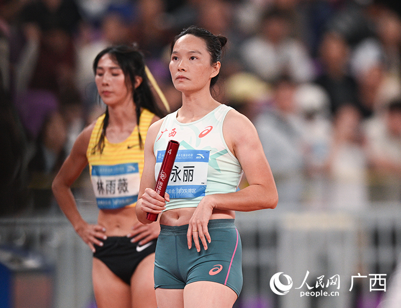 韋永麗與福建隊的林雨薇跑第一棒。人民網(wǎng)雷琦竣攝