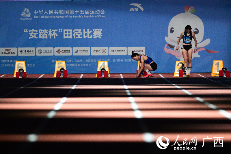 韋永麗等參賽選手在做賽前準(zhǔn)備。人民網(wǎng) 雷琦竣攝