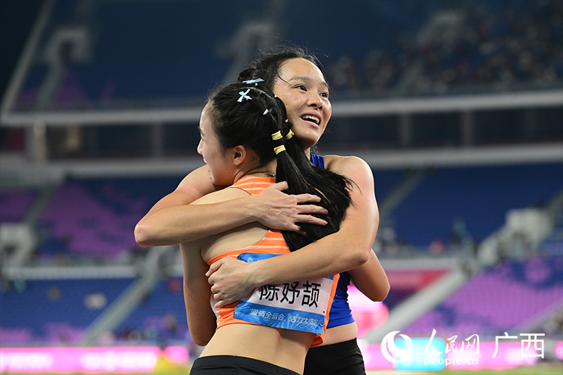 賽后，韋永麗與年輕冠軍陳妤頡相擁在一起。人民網(wǎng) 雷琦竣攝