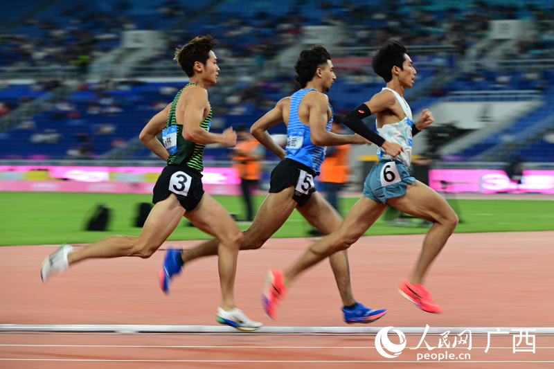 劉德助（右一）處于領(lǐng)先位置。人民網(wǎng) 雷琦竣攝