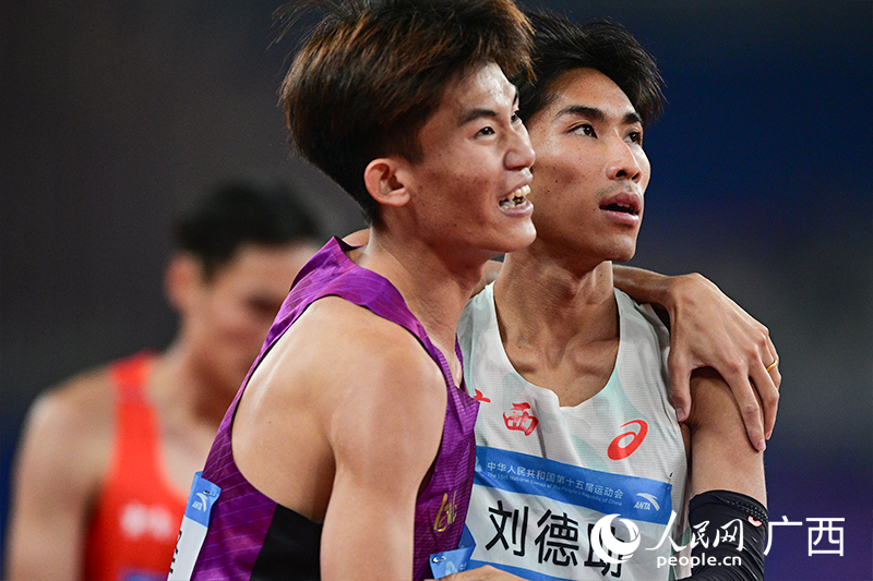 沖過終點(diǎn)后，河北閆熠鐸與劉德助相擁。人民網(wǎng) 雷琦竣攝