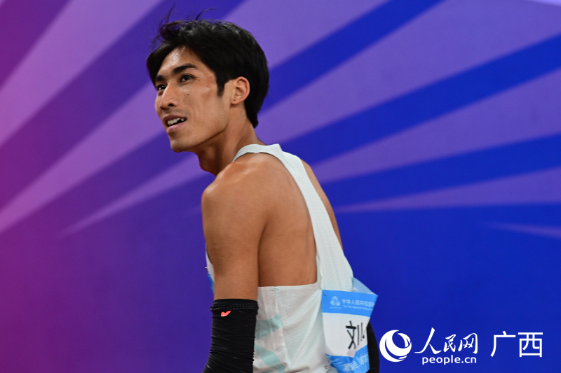 劉德助看到成績后露出笑容。人民網(wǎng) 雷琦竣攝