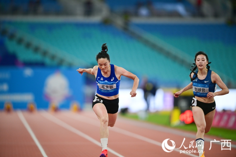 廣西選手韋永麗（左）在比賽中。人民網(wǎng) 雷琦竣攝