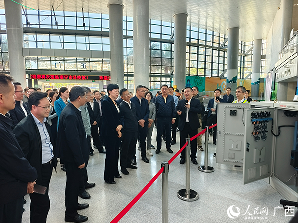 參會人員走進(jìn)南寧科技館了解節(jié)能情況。人民網(wǎng)記者 沈泉池攝
