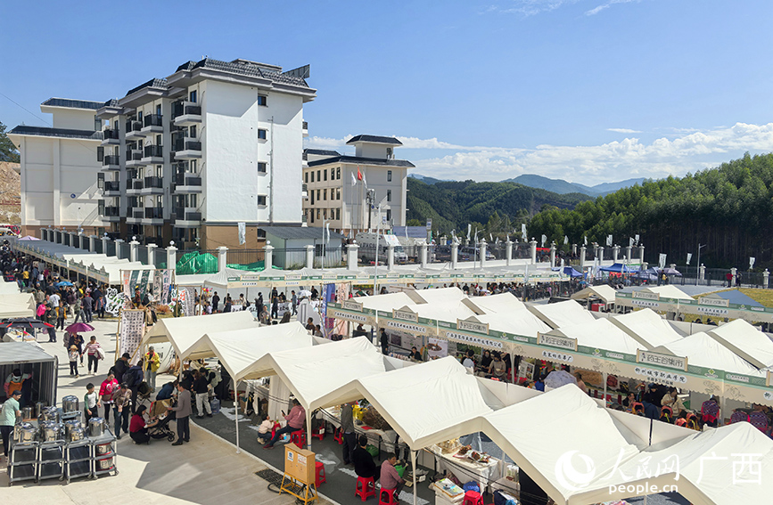 中藥材集市。人民網(wǎng) 付華周攝