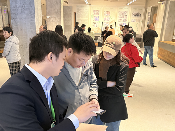 市民游客體驗(yàn)“愛百色”智慧平臺(tái)。百色城產(chǎn)集團(tuán)供圖