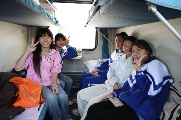 研學(xué)學(xué)生搭乘專列踏上旅程。宋依潔攝