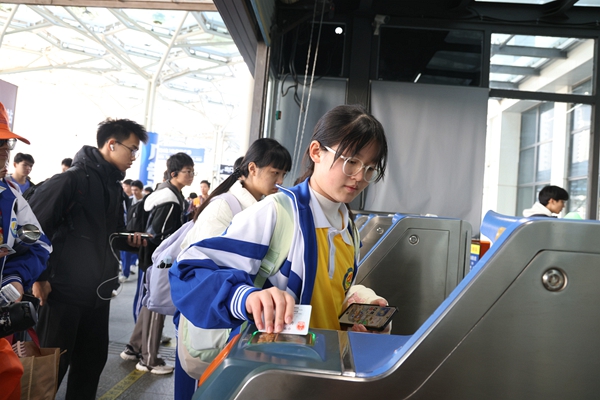 研學(xué)學(xué)生檢票進站。陳海嬋攝