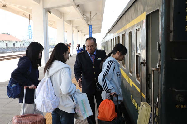 研學學生有序乘車。盧柏燦攝